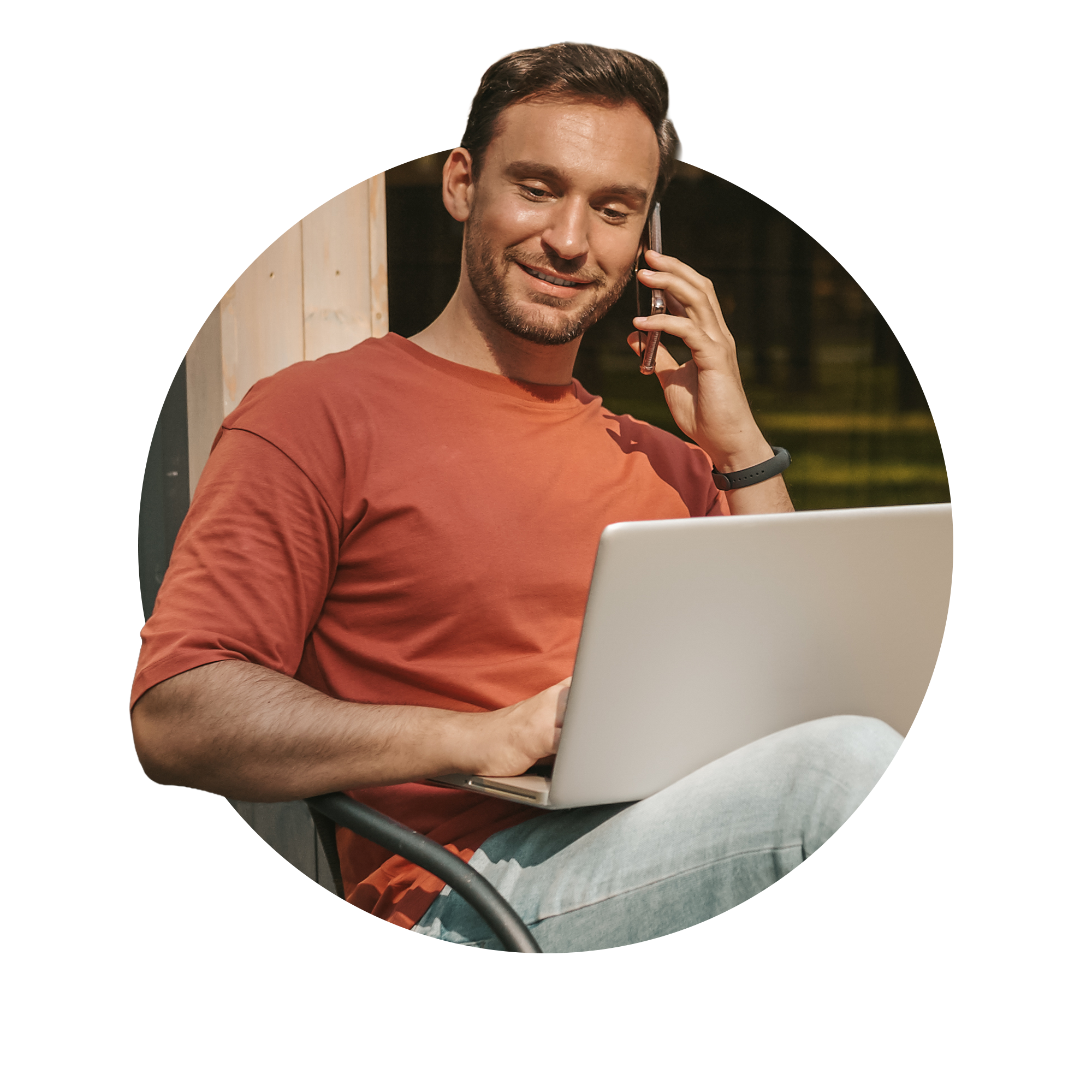 Man on laptop outside speaking on the phonr